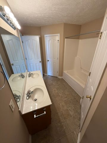 1726 Luton Dr, La Vergne, TN 37086