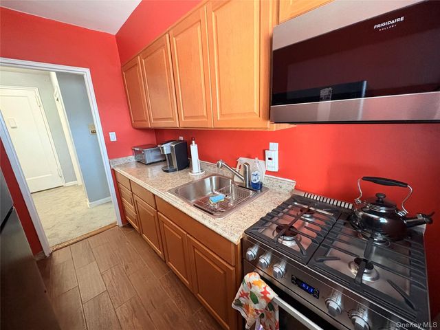 25 Elizabeth Street 3A, Farmingdale, NY 11735