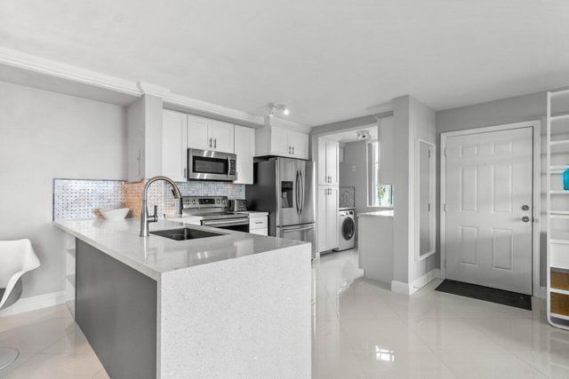180 YACHT CLUB Way 102, Hypoluxo, FL 33462