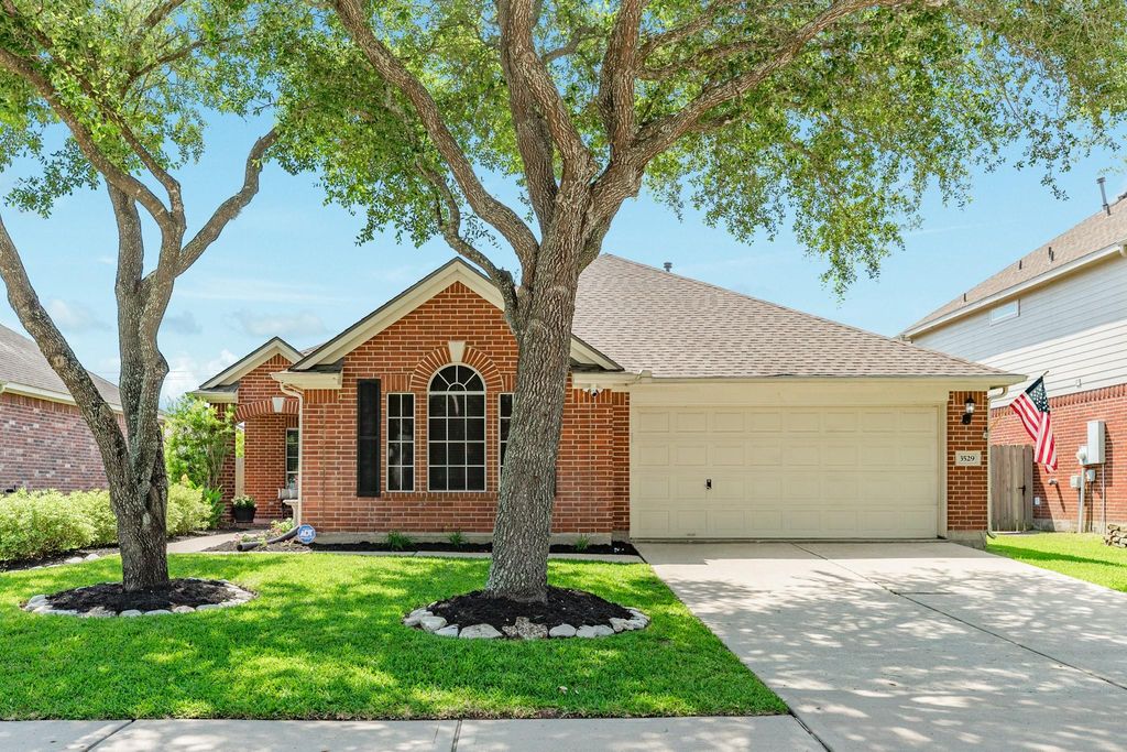 3529 Pine Valley Drive, Pearland, TX 77581