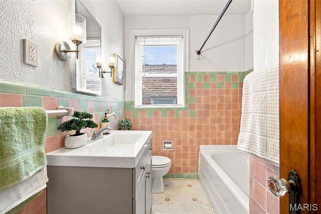 5068 Pernod Avenue, St Louis, MO 63139