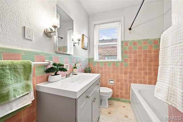 5068 Pernod Avenue, St Louis, MO 63139