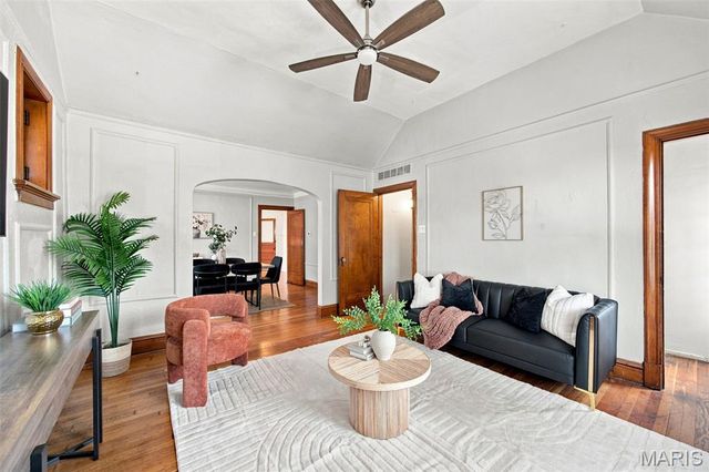 5068 Pernod Avenue, St Louis, MO 63139