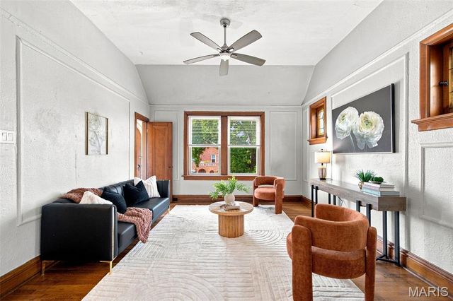 5068 Pernod Avenue, St Louis, MO 63139