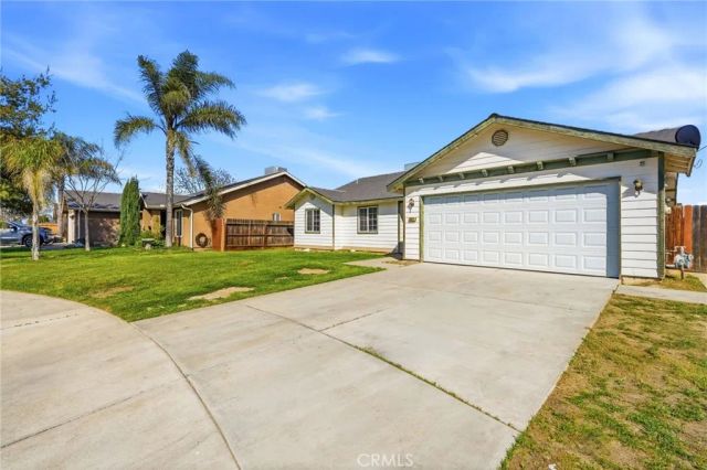 1921 S Kerckhoff Way, Hanford, CA 93230