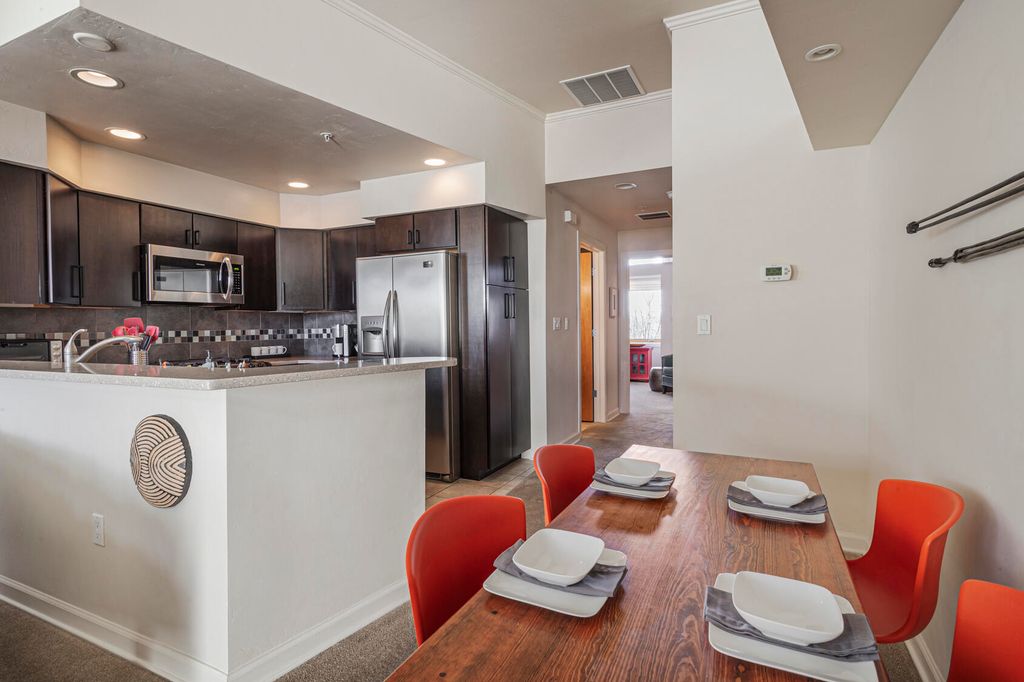 Image 10 of property listing at 110 Richmond Drive SE UNIT 207, Albuquerque, NM 87106