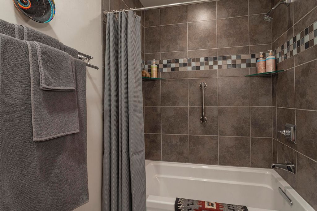 Image 15 of property listing at 110 Richmond Drive SE UNIT 207, Albuquerque, NM 87106