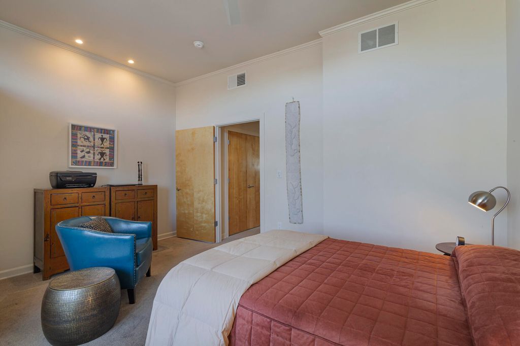 Image 17 of property listing at 110 Richmond Drive SE UNIT 207, Albuquerque, NM 87106