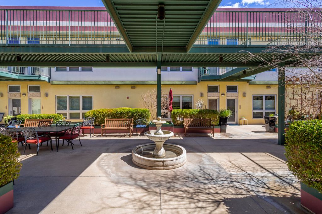 Image 19 of property listing at 110 Richmond Drive SE UNIT 207, Albuquerque, NM 87106