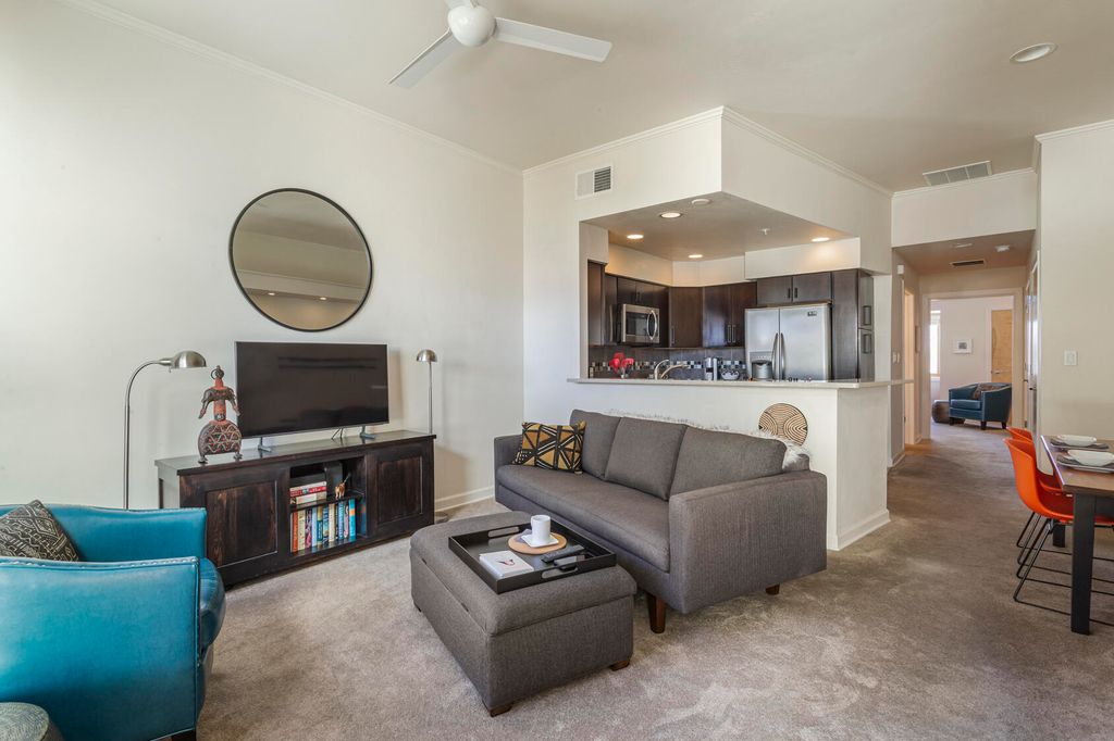 Image 5 of property listing at 110 Richmond Drive SE UNIT 207, Albuquerque, NM 87106