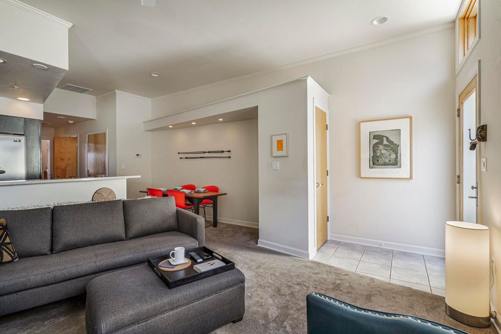 Image 6 of property listing at 110 Richmond Drive SE UNIT 207, Albuquerque, NM 87106