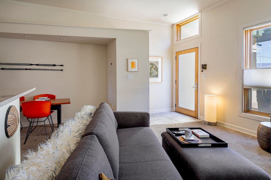 Image 8 of property listing at 110 Richmond Drive SE UNIT 207, Albuquerque, NM 87106