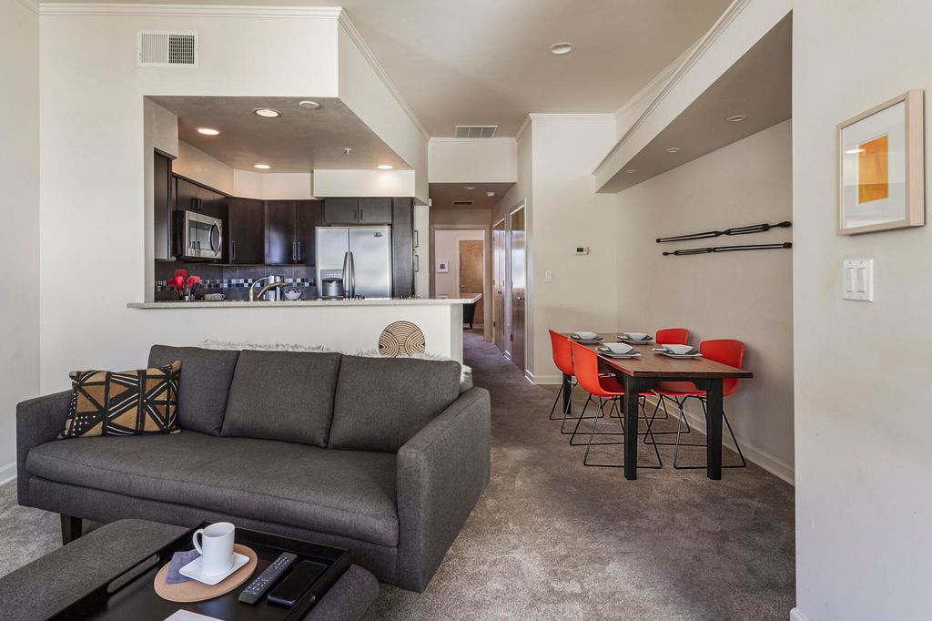 Image 9 of property listing at 110 Richmond Drive SE UNIT 207, Albuquerque, NM 87106