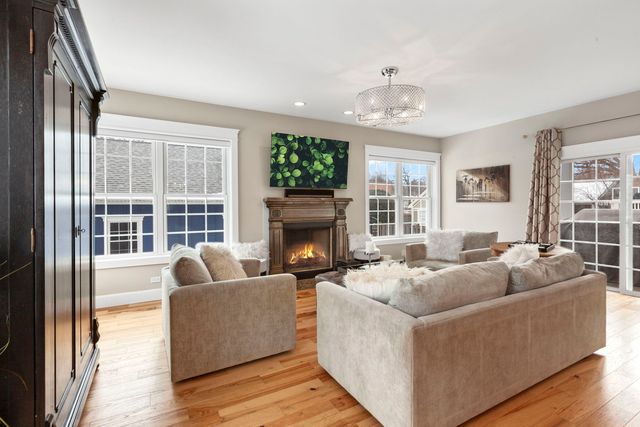 205 W Cook Avenue, Libertyville, IL 60048