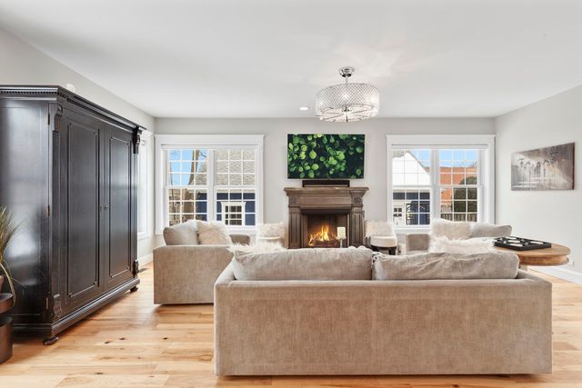 205 W Cook Avenue, Libertyville, IL 60048