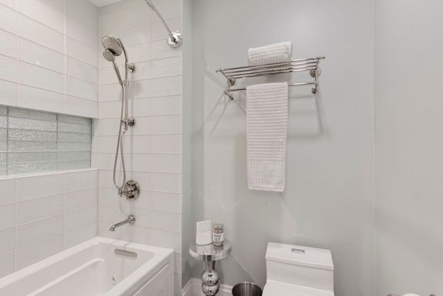 205 W Cook Avenue, Libertyville, IL 60048