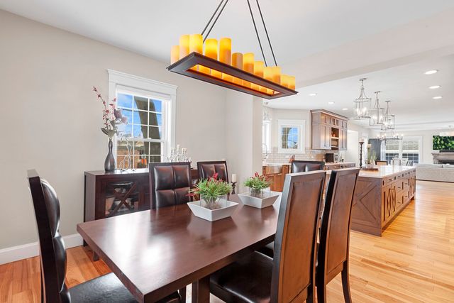 205 W Cook Avenue, Libertyville, IL 60048