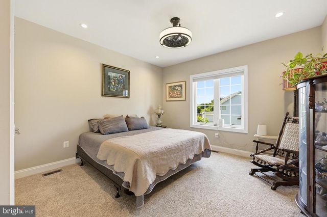 13855 PARIS BREEZE PL, Hillsboro, VA 20132