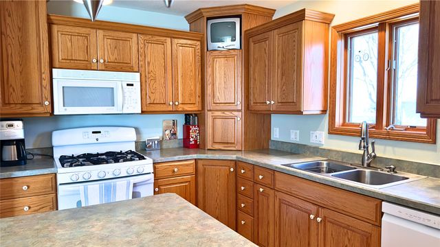 7406 Twin Lakes Road, Manson, IA 50563