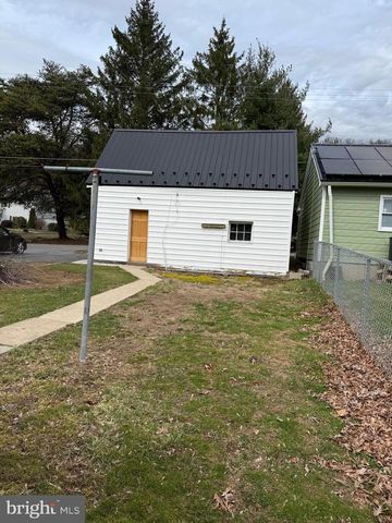 208 WOODWARD AVE, Lock Haven, PA 17745