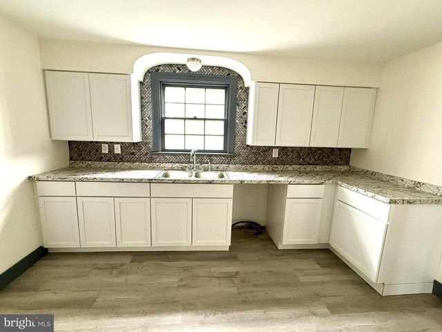 208 WOODWARD AVE, Lock Haven, PA 17745