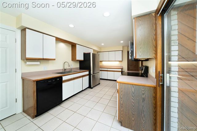 7806 Circle Boulevard, West Bloomfield, MI 48323