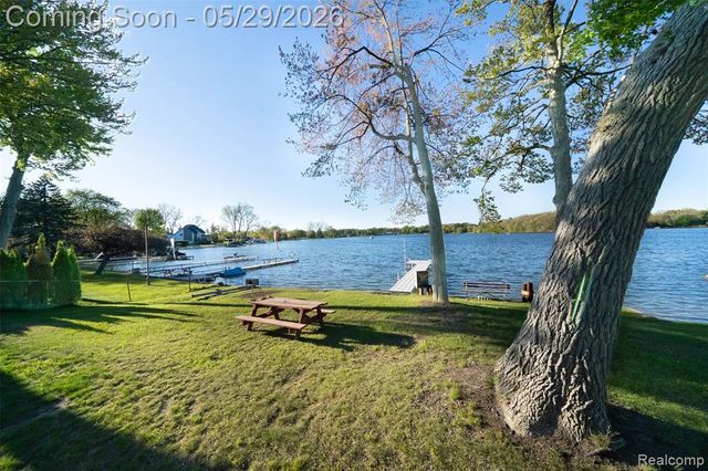 7806 Circle Boulevard, West Bloomfield, MI 48323