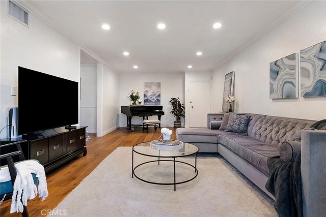 15248 Dickens Street 102, Sherman Oaks, CA 91403