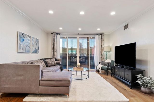 15248 Dickens Street 102, Sherman Oaks, CA 91403
