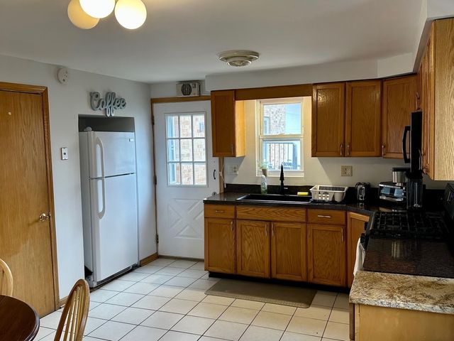 915 E Oakton Street A, Des Plaines, IL 60018