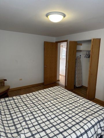 915 E Oakton Street A, Des Plaines, IL 60018