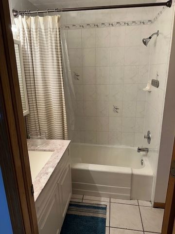 915 E Oakton Street A, Des Plaines, IL 60018