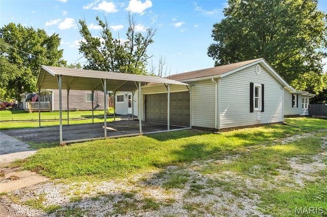 815 Southmoor Place, Godfrey, IL 62035