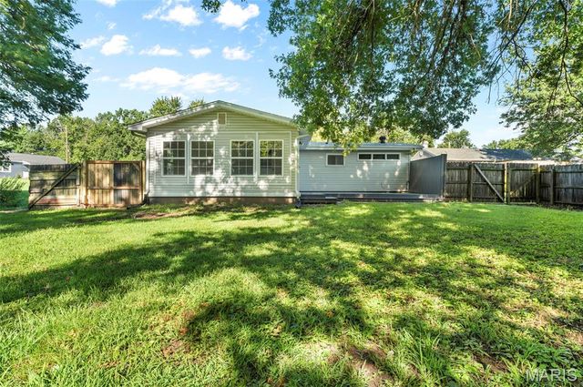 815 Southmoor Place, Godfrey, IL 62035