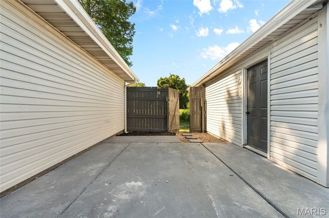 815 Southmoor Place, Godfrey, IL 62035