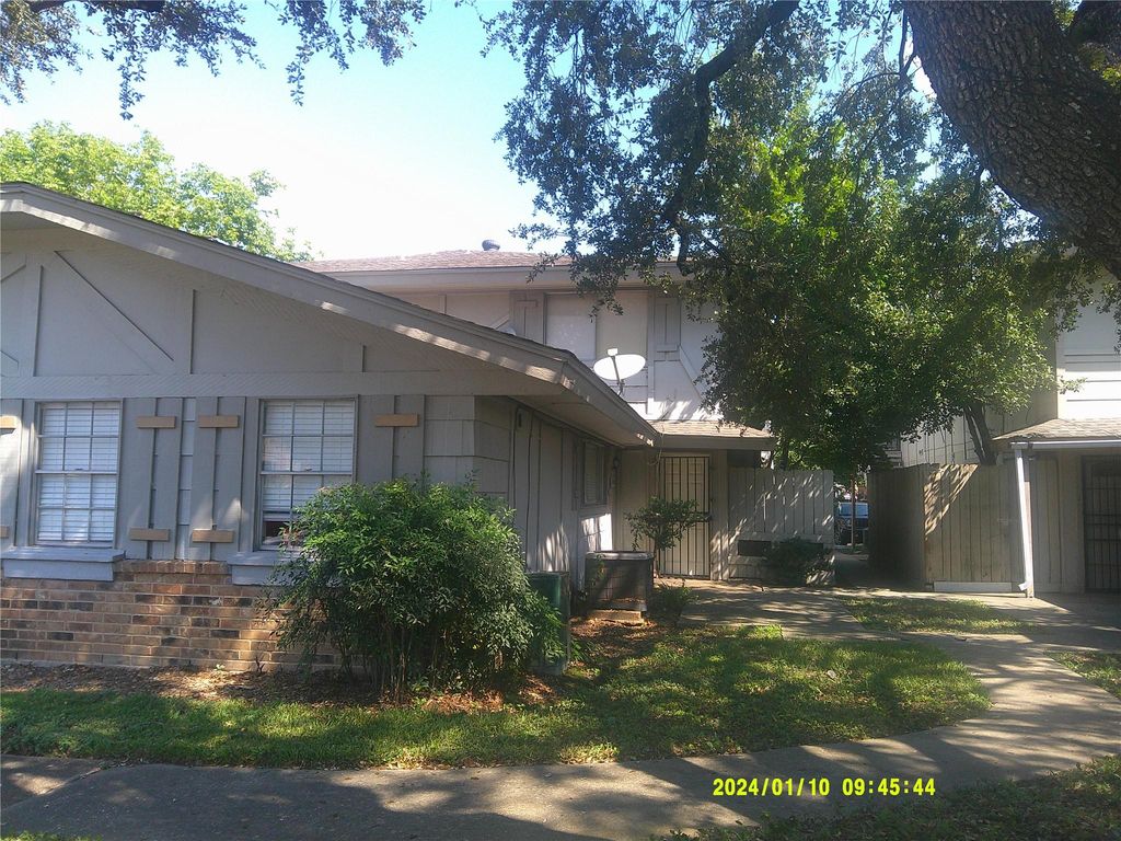 5670 Birchmont Drive C, Houston, TX 77091