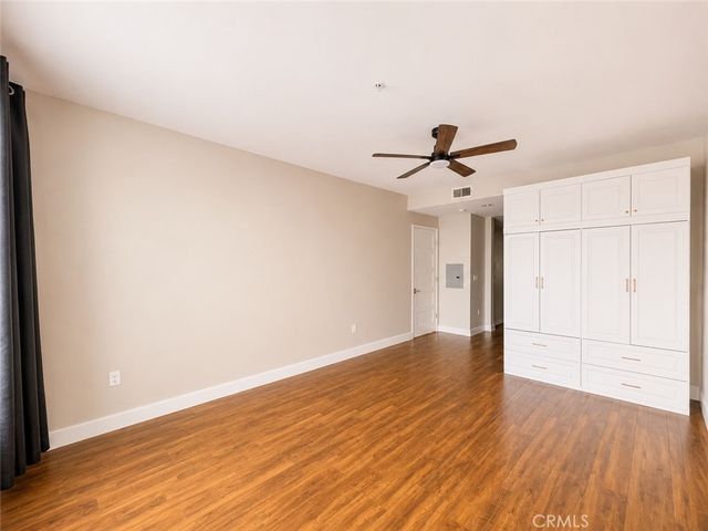 21301 Erwin Street 322, Woodland Hills, CA 91367