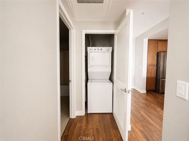 21301 Erwin Street 322, Woodland Hills, CA 91367
