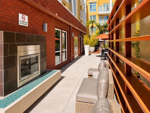 21301 Erwin Street 322, Woodland Hills, CA 91367