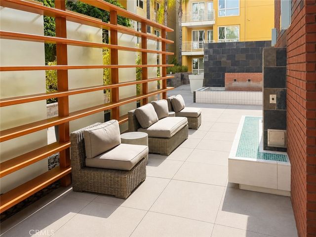 21301 Erwin Street 322, Woodland Hills, CA 91367