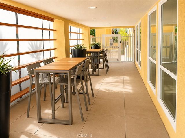 21301 Erwin Street 322, Woodland Hills, CA 91367