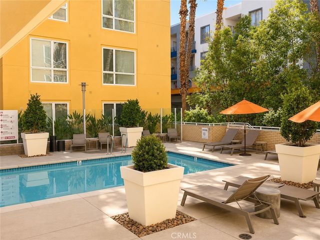 21301 Erwin Street 322, Woodland Hills, CA 91367