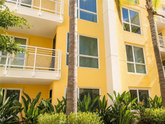 21301 Erwin Street 322, Woodland Hills, CA 91367