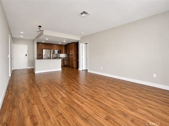 21301 Erwin Street 322, Woodland Hills, CA 91367