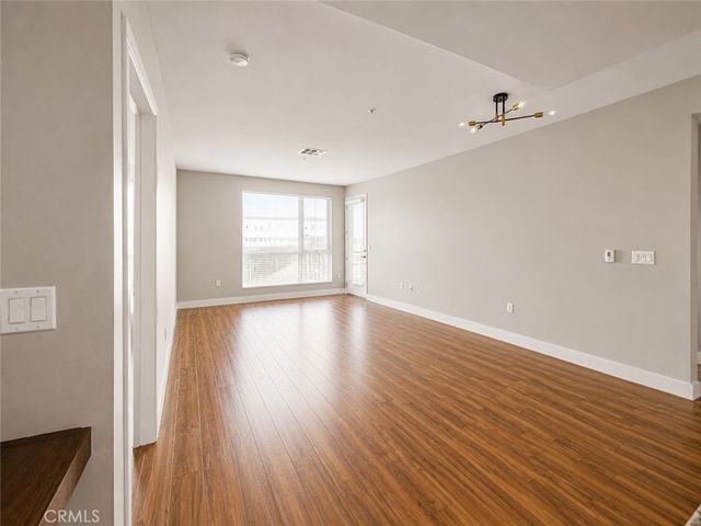 21301 Erwin Street 322, Woodland Hills, CA 91367