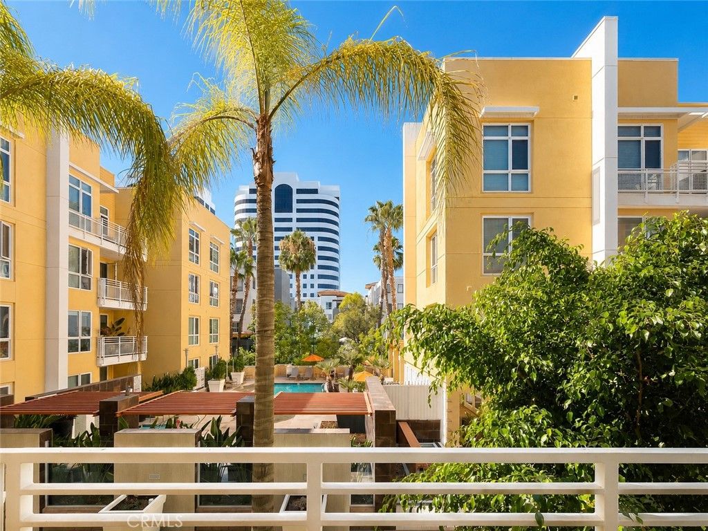 21301 Erwin Street 322, Woodland Hills, CA 91367
