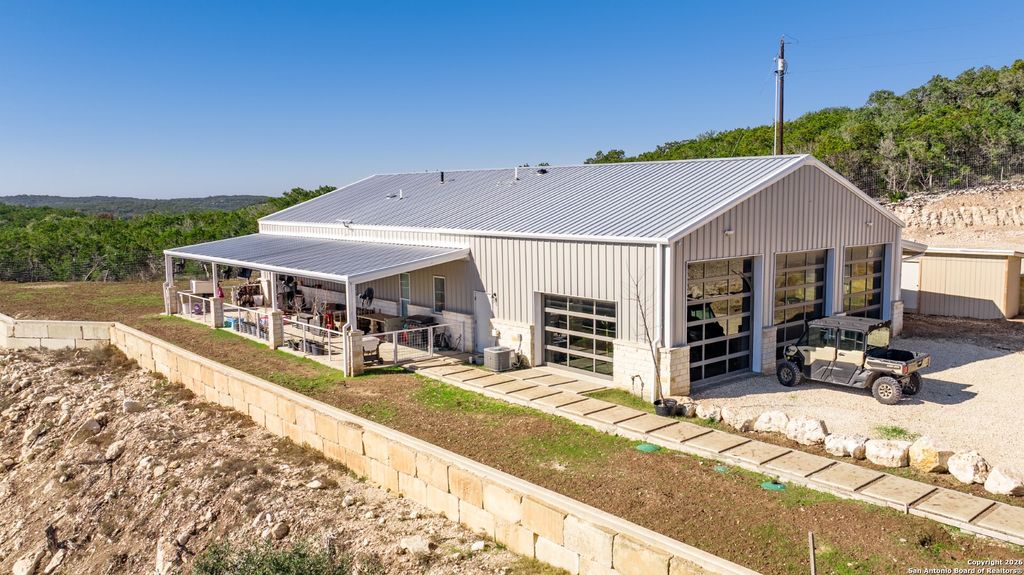 225 Arrowhead Lane, Pipe Creek, TX 78063