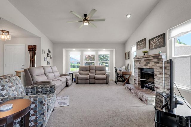 5713 Prince Edward Ln, Riverbank, CA 95367