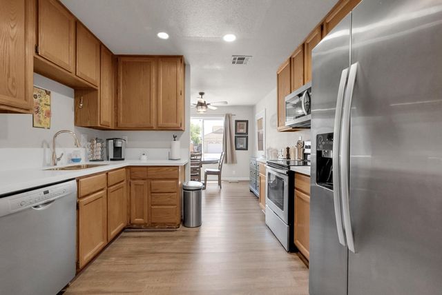5713 Prince Edward Ln, Riverbank, CA 95367
