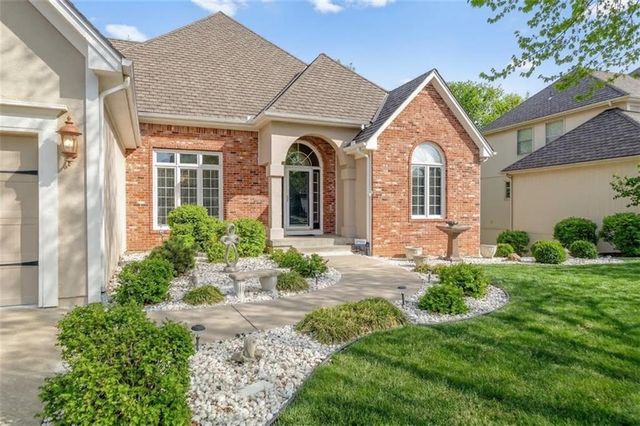 704 NE Ashmont Place, Lee's Summit, MO 64064